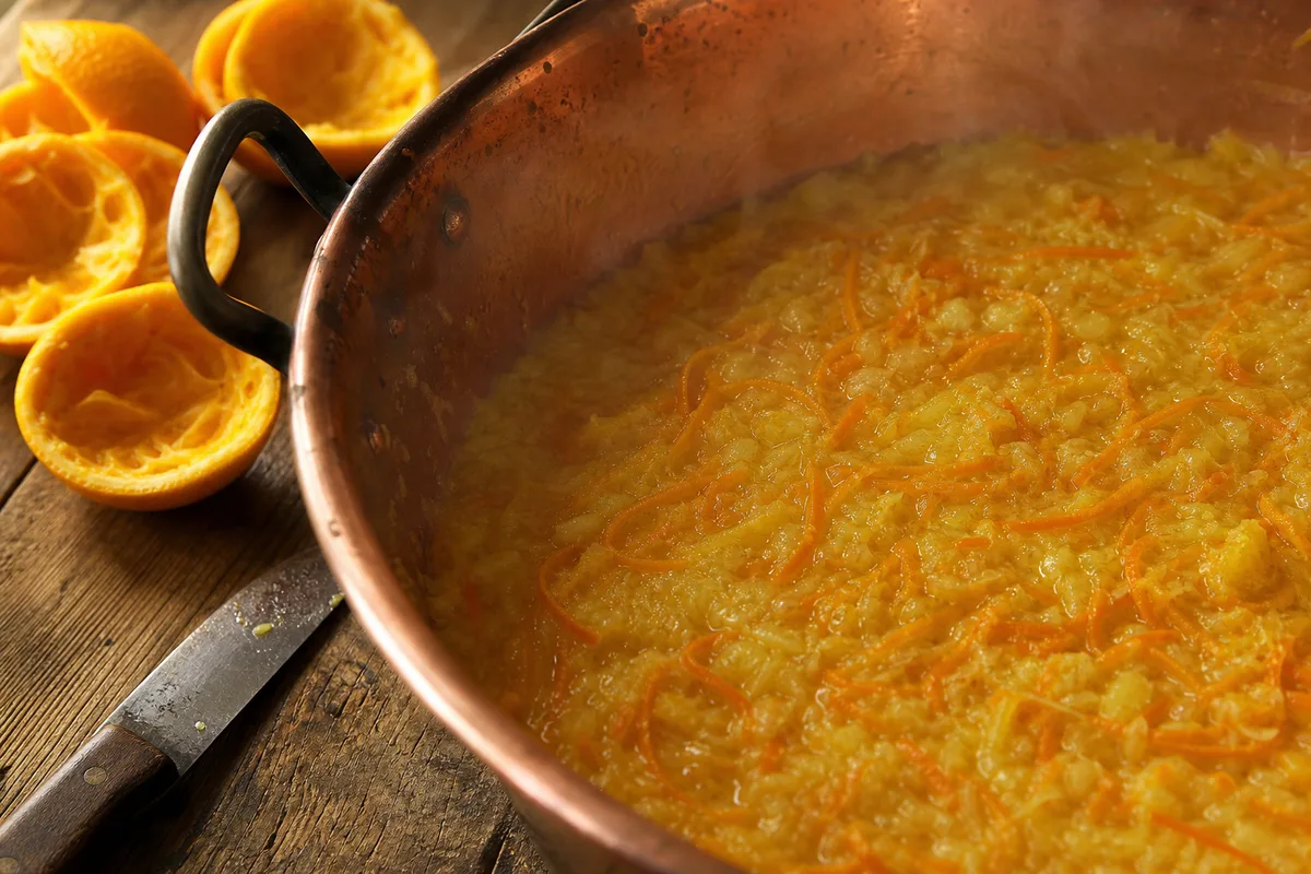 Zestes d oranges amères et pulpe d agrumes dans une bassine en cuivre